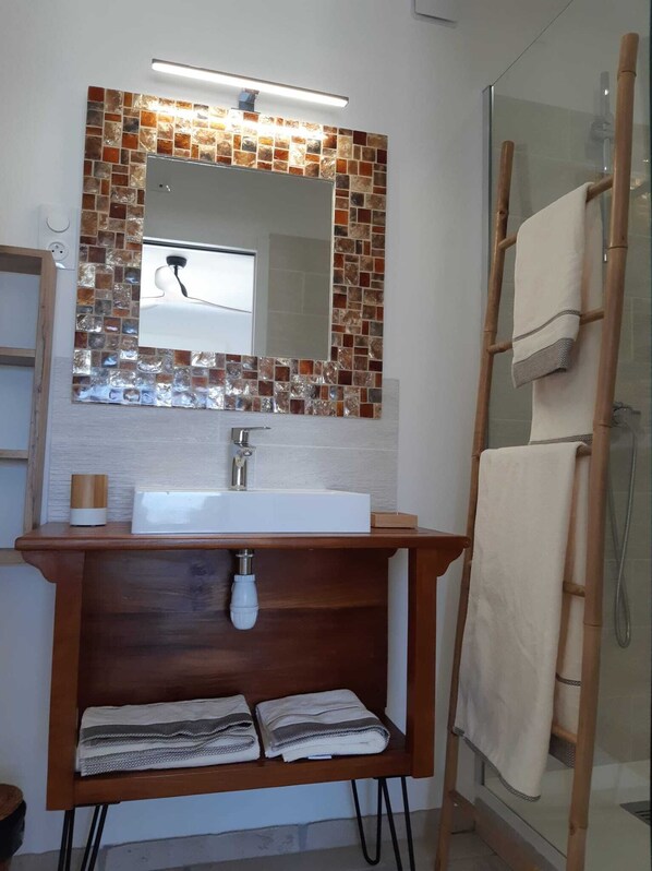 A bathroom with a white sink, a mirror with mosaic tile backsplash, and a wooden vanity. - Appart , Belles Prestations Avec Terrasse vue mer Dans Villa (.CALCATOGGIO)