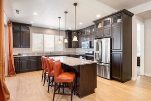 House, 6 Bedrooms | Private kitchen | Fridge, oven, coffee/tea maker, toaster - Hidden Treasure #15 6 Bedroom Home (Ivins)