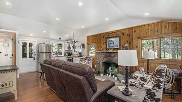 Cabin, 2 Bedrooms | Living area