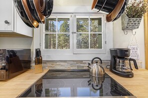 Cabin, 2 Bedrooms | Private kitchen - Niwot Cabin - Stay In Rocky Mountain National Park - Estes Park - New Listing - 22-zone3298 2 Bedroom Cabin by RedAwning (Estes Park)
