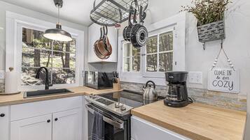 Cabin, 2 Bedrooms | Private kitchen | Fridge, oven, coffee/tea maker, toaster