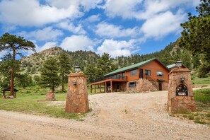 Exterior - Frontier Mountain Retreat - Monthly Long-term Vacation Rental 30+ Days Minimum -- Estes Park 1 Bedroom Apts by RedAwning (Estes Park)
