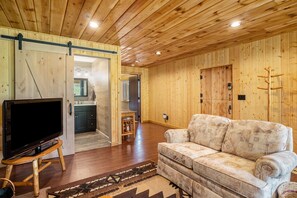 Interior - Frontier Mountain Retreat - Monthly Long-term Vacation Rental 30+ Days Minimum -- Estes Park 1 Bedroom Apts by RedAwning (Estes Park)