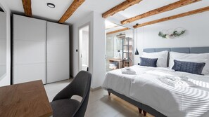 4 bedrooms, iron/ironing board, WiFi, bed sheets