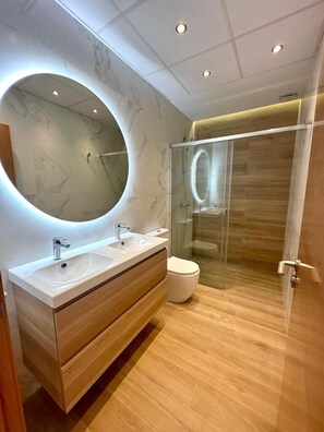 Douche, sĂšche-cheveux, serviettes fournies, savon