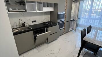 Geladeira, micro-ondas, lava-louças