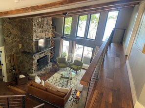 Smart-TV, fotballspill, bordtennis og bøker