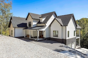 Exterior - LakeFront 7 bedroom Cottage. Private Cove, no Steps to Water, golf cart!  (New Tazewell)