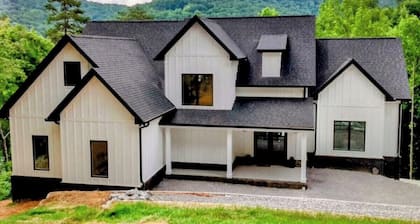 LakeFront 7 bedroom Cottage. Private Cove, no Steps to Water, golf cart!