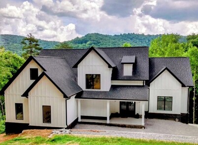 LakeFront 7 bedroom Cottage. Private Cove, no Steps to Water, golf cart! 