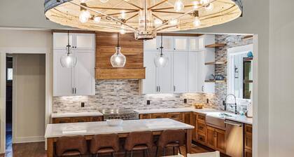 LakeFront 7 bedroom Cottage. Private Cove, no Steps to Water, golf cart!