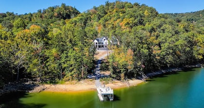 LakeFront 7 bedroom Cottage. Private Cove, no Steps to Water, golf cart!