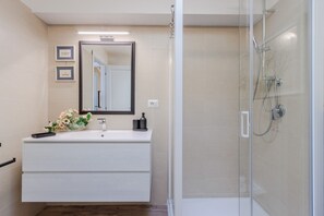 Shower, hair dryer, bidet, towels - Casa Marta, Luxury 2 Bedrooms Apartment with Terrace Inside the Walls of Lucca (Lucca)
