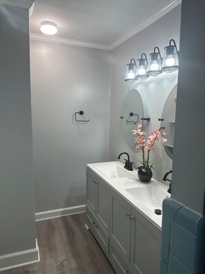 Douche, séchoir à cheveux, serviettes fournies, savon