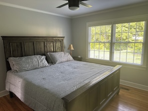 4 chambres, bureau, fer et planche à repasser, lit de bébé portatif