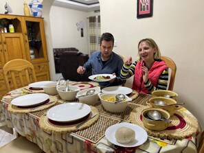 Desayuno completo diario (USD 10 por persona)