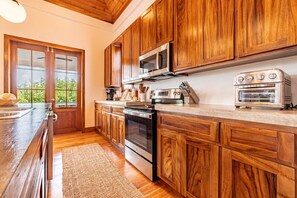 Fridge, microwave, oven, stovetop - The Weekender & Mistico Beach Club + Boat Shuttle (San Pedro)
