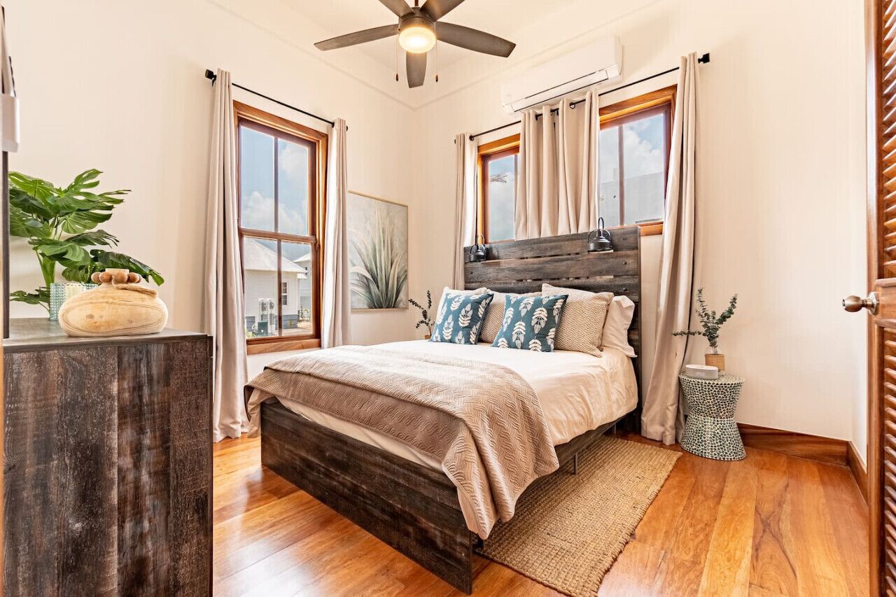 3 quartos, escrivaninha, ferros/tábuas de passar roupa