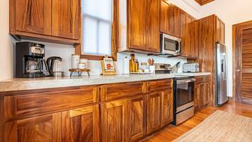 Kjøleskap, mikrobølgeovn, ovn og kokeplater