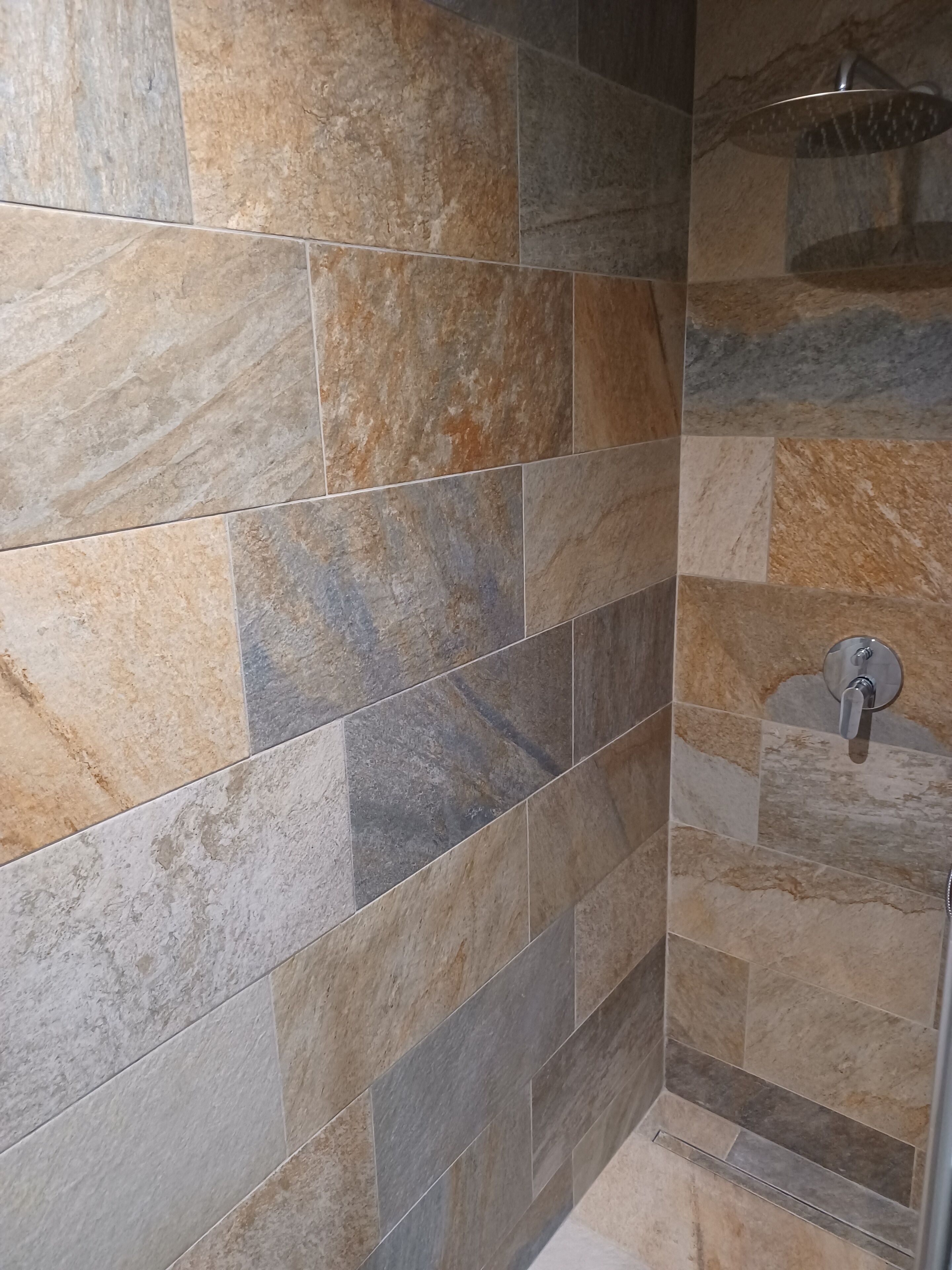 Douche, séchoir à cheveux, serviettes fournies, savon