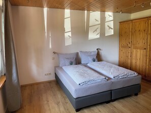 4 bedrooms, WiFi, bed sheets