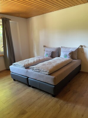 4 bedrooms, WiFi, bed sheets