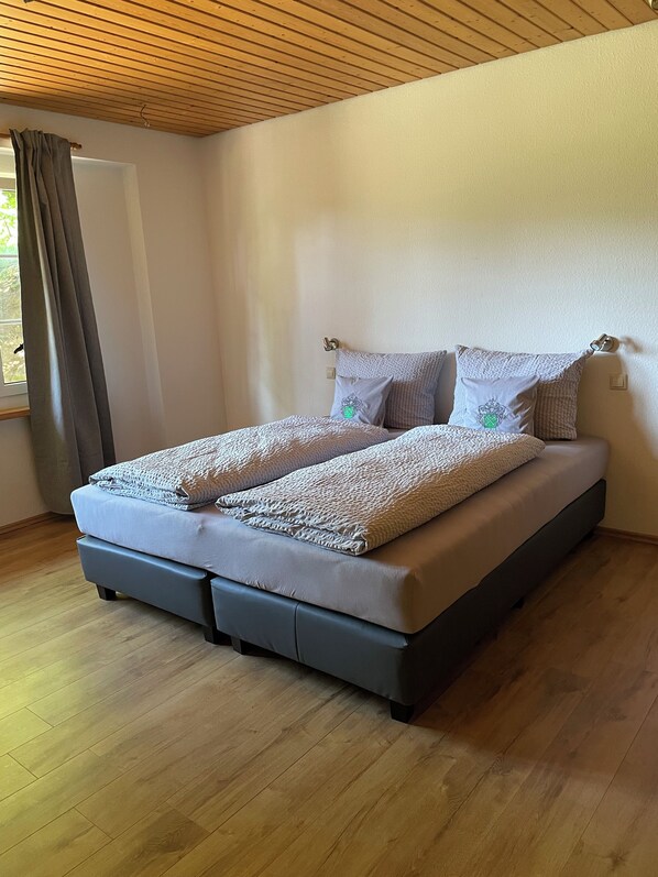 4 bedrooms, WiFi, bed sheets