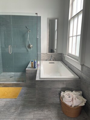 Dusche, Haartrockner, Handtücher, Seife