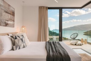 5 chambres, coffres-forts dans les chambres, bureau