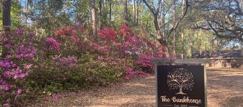 The Bunkhouse at St Julien - Vintage Waterfront Lake House 