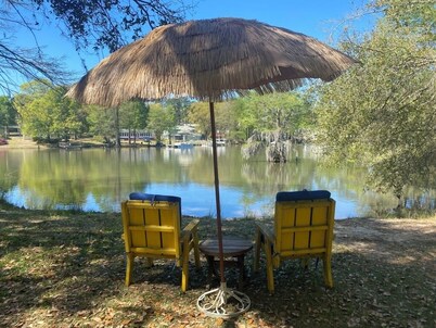 The Bunkhouse at St Julien - Vintage Waterfront Lake House 