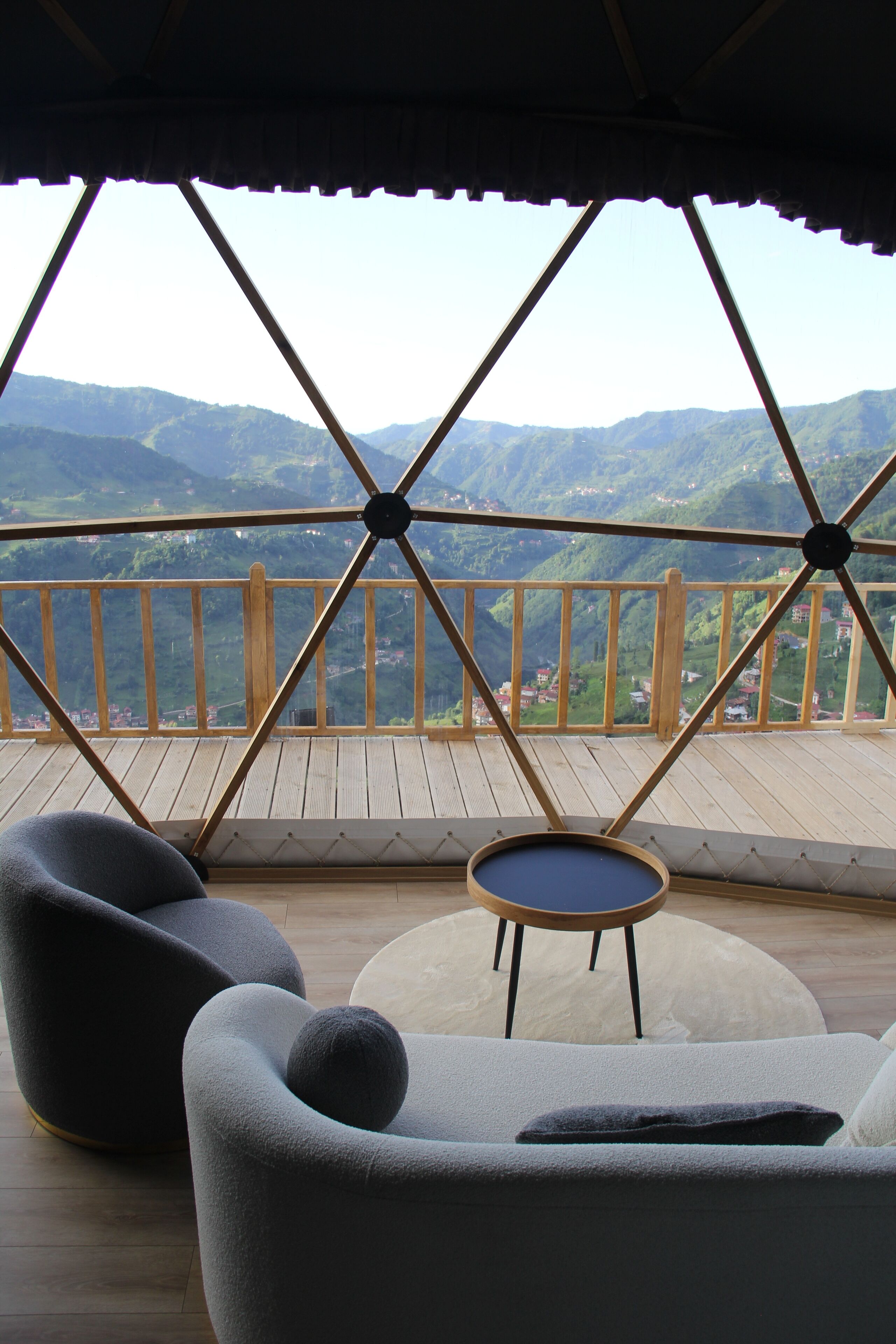 Vista frontal de la propiedad