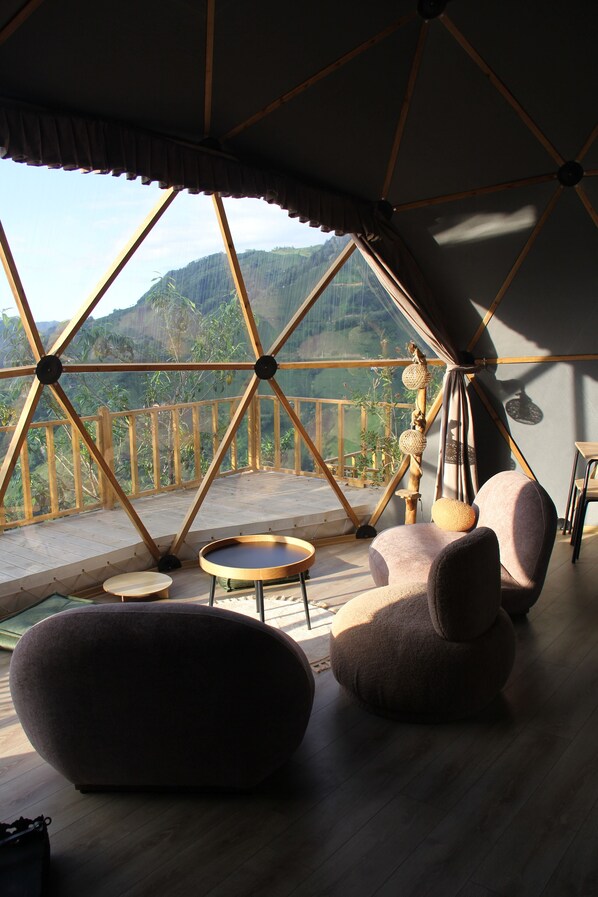 Vista frontal de la propiedad