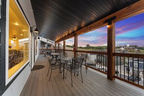 Outdoor dining - Breathtaking Scenery and Plenty of Room to Enjoy Time with the Whole Family! (Branson)