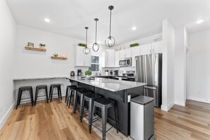 Réfrigérateur, four à micro-ondes, un four, surface de cuisson