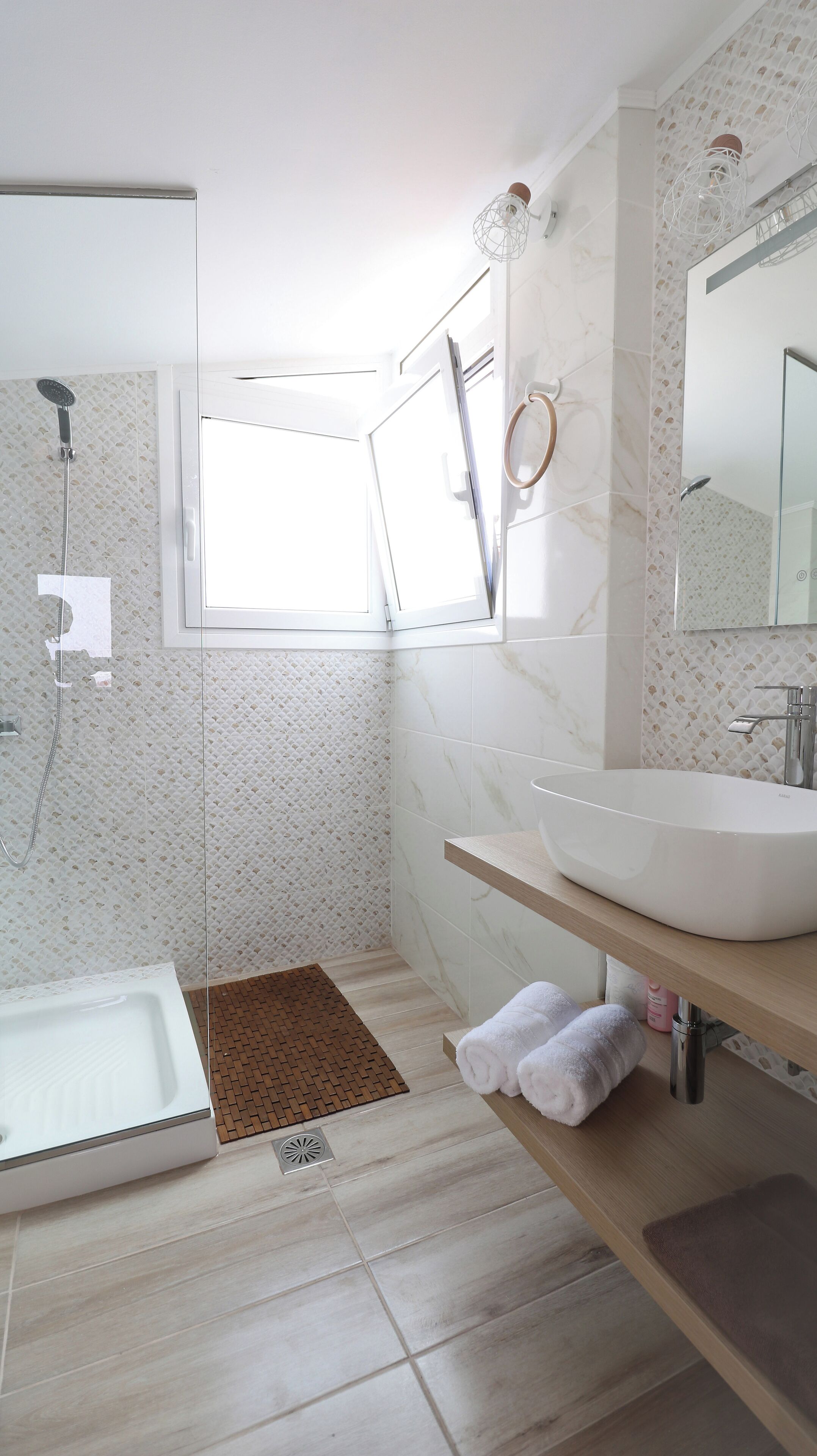 Dusj, hårføner, håndklær og toalettpapir