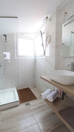 Dusj, hårføner, håndklær og toalettpapir