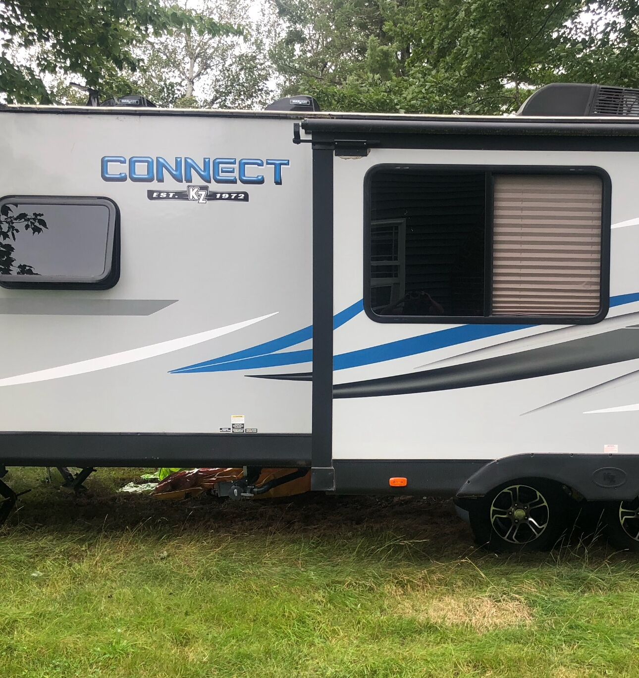 Un camping-car Connect doté d’une porte latérale, d’une petite fenêtre et d’un logo indiquant qu’il a été créé en 1972.