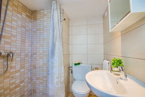 Badewanne, Haartrockner, Handtücher