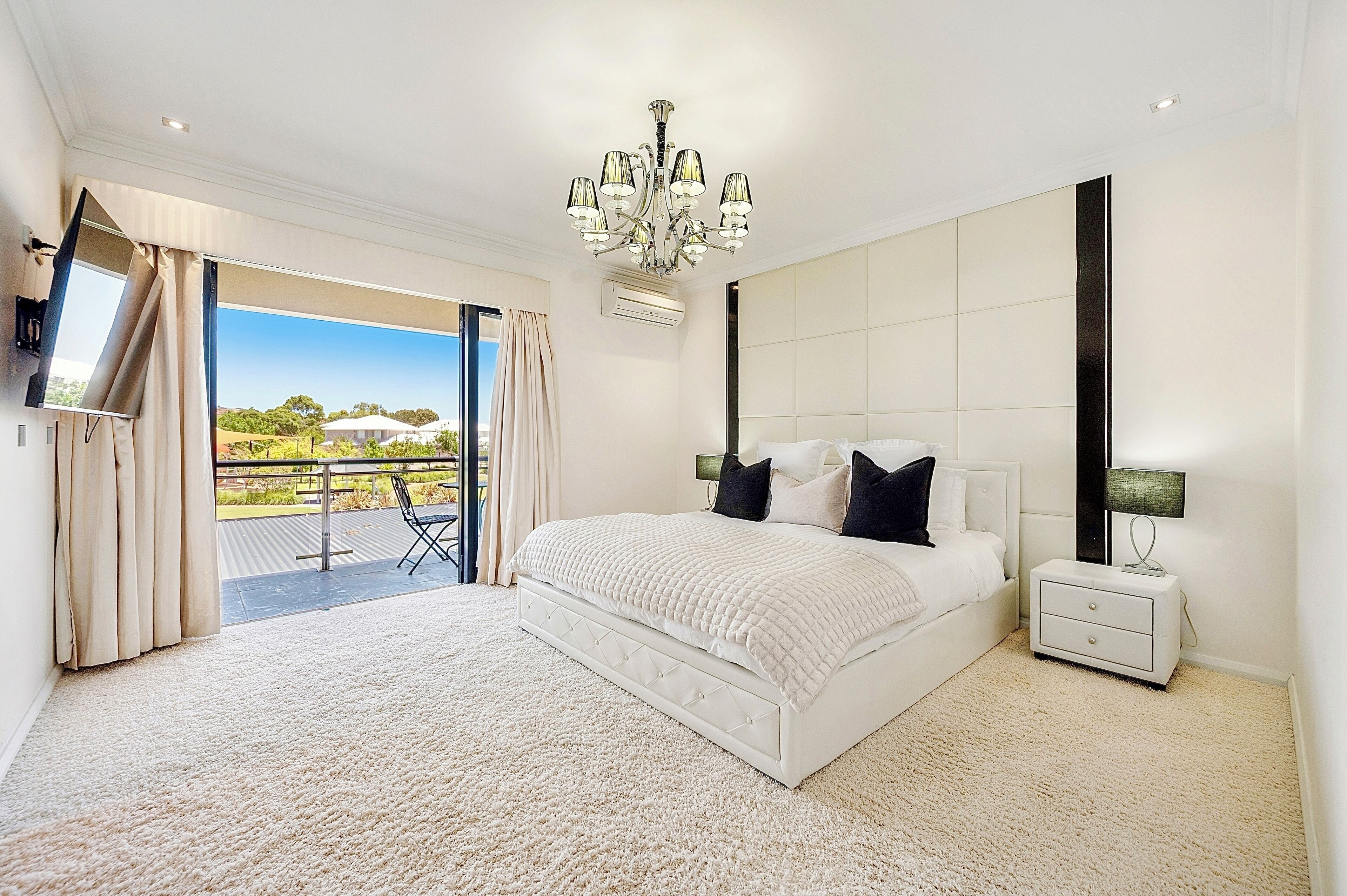 5 bedrooms, iron/ironing board, free WiFi, bed sheets