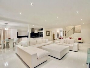 Smart TV, fireplace - Luxury Villa W Pool and Spa (Munster)