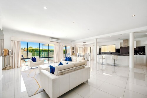 Luxury Villa W Pool and Spa 5 Bedrooms close to Fremantle 