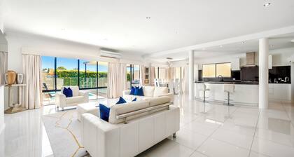 Luxury Villa W Pool and Spa 5 Bedrooms close to Fremantle