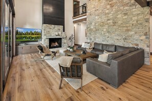 Smart TV, chimenea, futbolito y tenis de mesa 