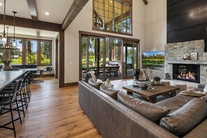 Smart TV, chimenea, futbolito y tenis de mesa 