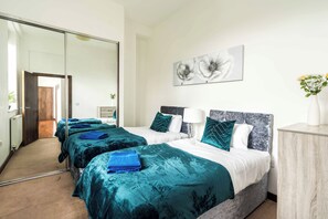 2 bedrooms, iron/ironing board, WiFi, bed sheets - Stylish 2 Bedroom House- Basildon Essex
 (Basildon)