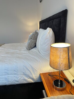 2 bedrooms, iron/ironing board, WiFi, bed sheets - Stylish 2 Bedroom House- Basildon Essex
 (Basildon)