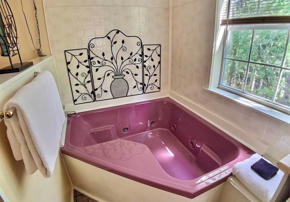 Shower, jetted bath, hair dryer, towels