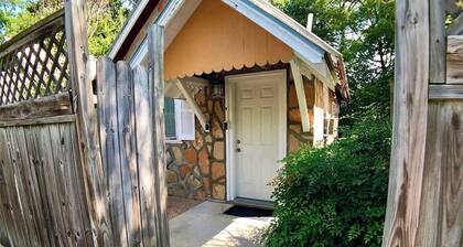 Napa Rock Cottage/ #7 Oak Crest