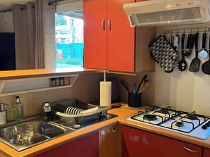Private kitchen - Mobil Home 4/6 Clim Terrasse Barbecue Piscines Toboggan Animations (Le Muy)